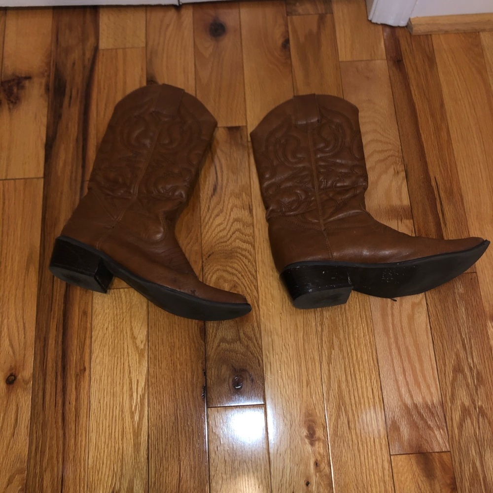 Cowboy boots size 9